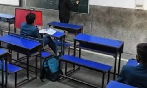 Bihar: शिक्षा विभाग ने कक्षाओं में यूट्यूबर्स के प्रवेश पर प्रतिबंध लगाया Bihar: शिक्षा विभाग ने कक्षाओं में यूट्यूबर्स के प्रवेश पर प्रतिबंध लगाया