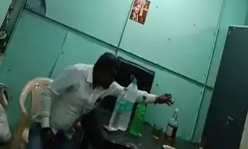 निगम दफ्तर को बनाया दारु पीने का अड्डा, अधिकारी और पूर्व पार्षद का वीडियो वायरल