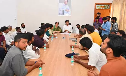 KTR ने ग्रुप-I उम्मीदवारों से मुलाकात की, सरकार से उनकी मांगों पर विचार करने का आग्रह किया