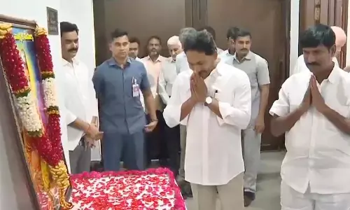 Andhra: वाईएस जगन की महर्षि वाल्मीकि को श्रद्धांजलि