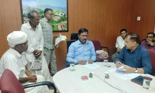 Jalore: जिला कलेक्टर ने जनसुनवाई में परिवेदनाओं को सुनकर उनके त्वरित निस्तारण के दिए निर्देश Jalore: जिला कलेक्टर ने जनसुनवाई में परिवेदनाओं को सुनकर उनके त्वरित निस्तारण के दिए निर्देश