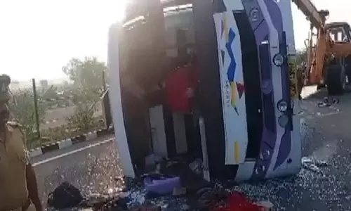 Mumbai-Pune एक्सप्रेसवे पर बस ने भारी वाहन को टक्कर मारी, 23 यात्री घायल Mumbai-Pune एक्सप्रेसवे पर बस ने भारी वाहन को टक्कर मारी, 23 यात्री घायल