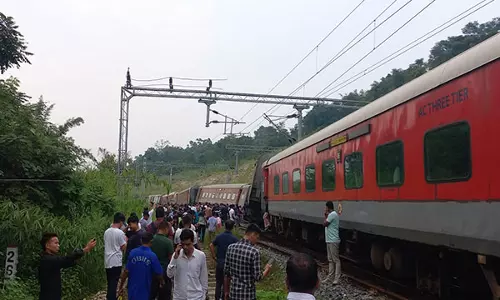 Assam में अगरतला-लोकमान्य तिलक एक्सप्रेस के 8 डिब्बे पटरी से उतरे