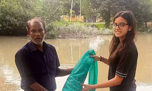 Amritsar: लड़की जल निकायों को साफ करने के लिए बाल जाल का उपयोग करती Amritsar: लड़की जल निकायों को साफ करने के लिए बाल जाल का उपयोग करती
