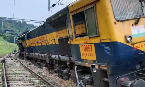 BIG BREAKING: लोकमान्य तिलक एक्सप्रेस के 8 डिब्बे पटरी से उतरे BIG BREAKING: लोकमान्य तिलक एक्सप्रेस के 8 डिब्बे पटरी से उतरे