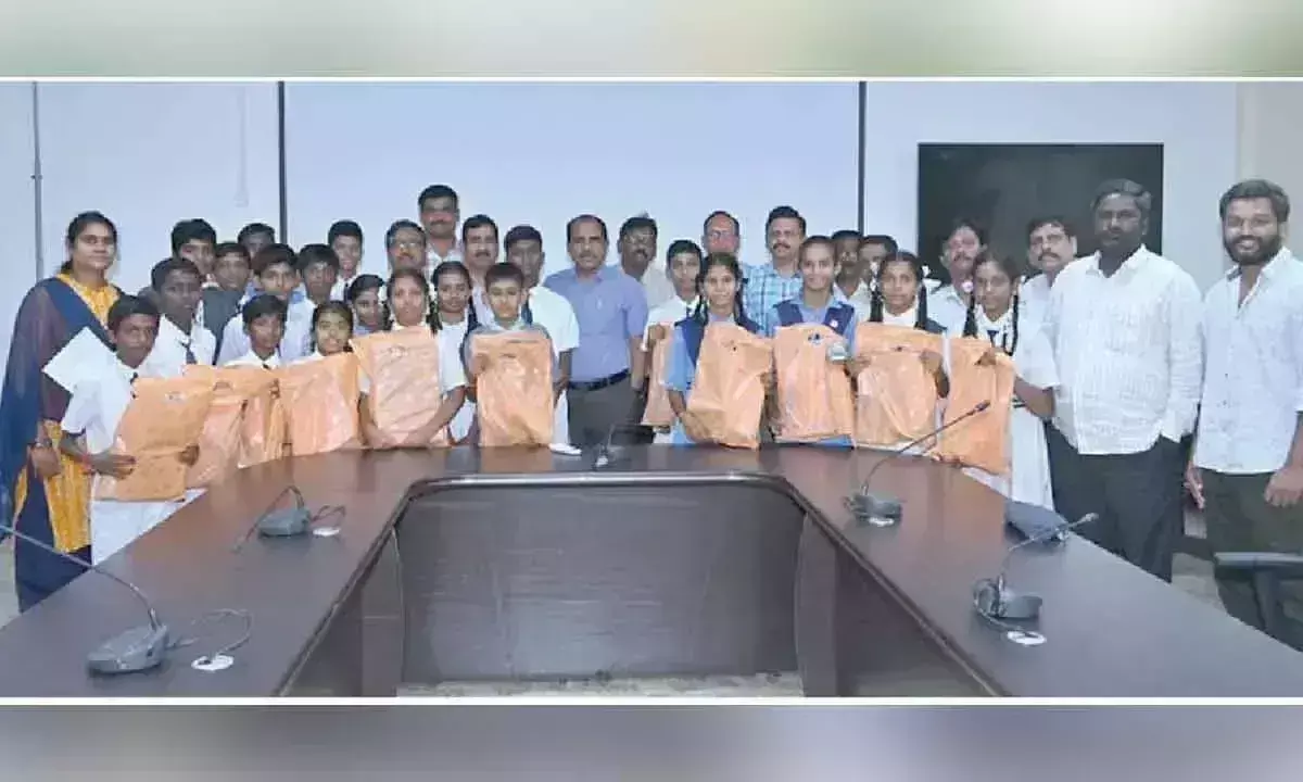 Telangana: वंचित छात्रों को सहायता प्रदान की गई