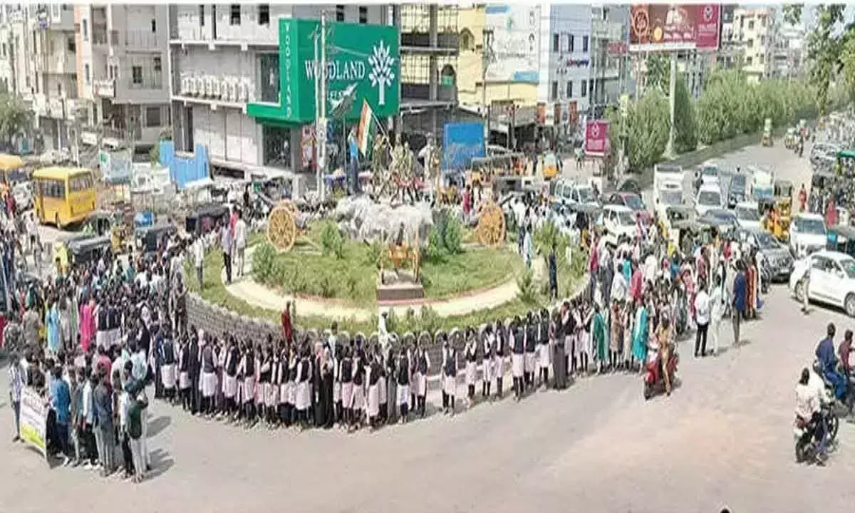 Telangana: विशाल छात्र विरोध रैली आयोजित Telangana: विशाल छात्र विरोध रैली आयोजित