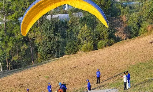 Shimla फ्लाइंग फेस्टिवल: पैराग्लाइडिंग सटीकता प्रतियोगिता में 40 से अधिक पायलटों ने दिखाया कौशल