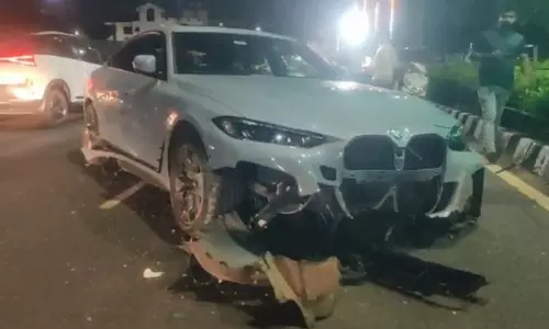 भुवनेश्वर में तेज रफ्तार BMW डिवाइडर से टकराई, तीन लोग बाल-बाल बचे