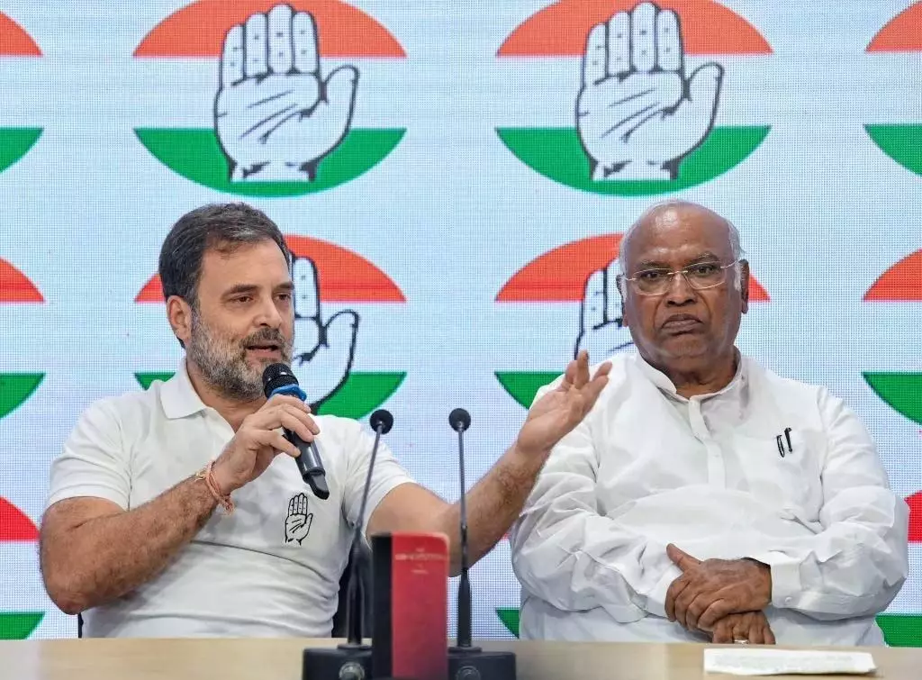 Congress’s Conundrum: सरकार के साथ हैं पर सरकार में नहीं