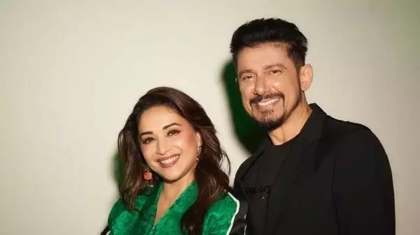 Madhuri Dixit ने सिल्वर वेडिंग एनिवर्सरी पर पति के साथ  रोमांटिक तस्वीर शेयर की