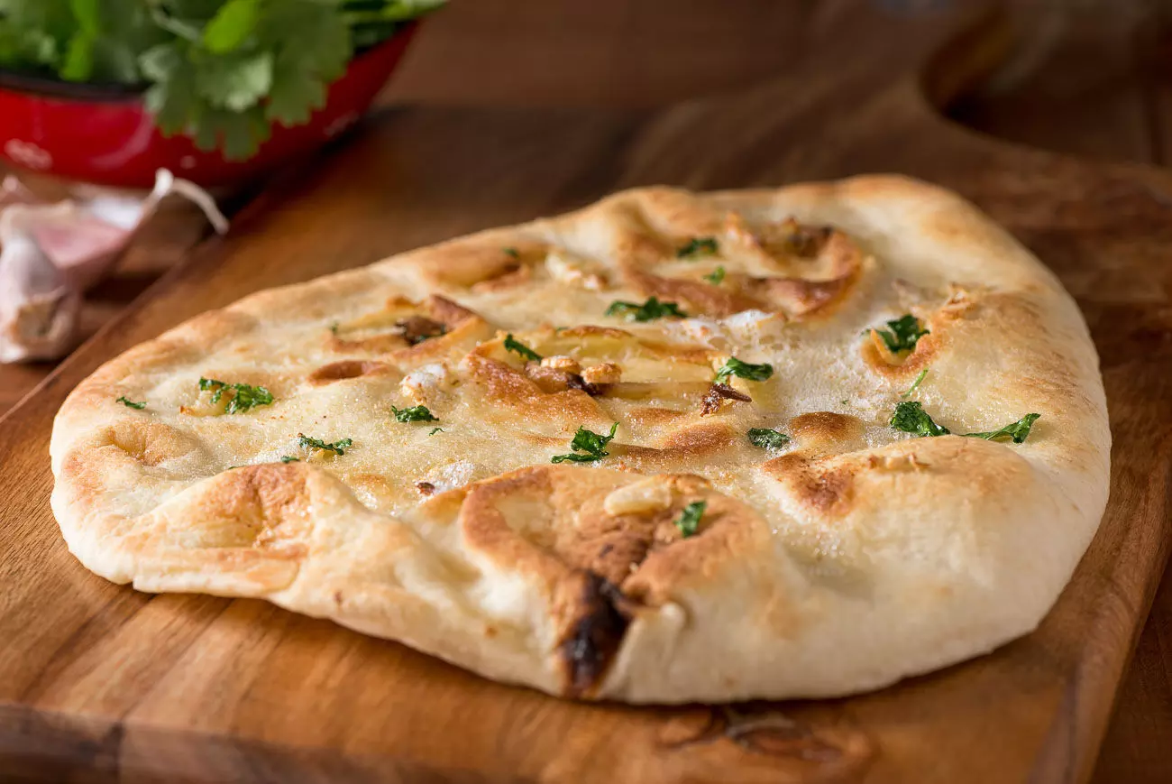 Butter Naan: घर पर बनाएं रेस्टोरेंट जैसी बटर नान,  हो जाएंगे दीवाने