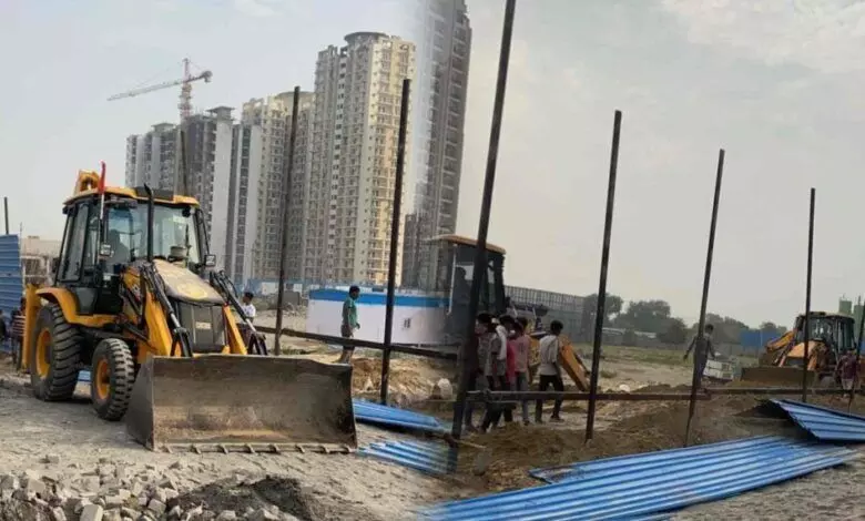 Noida: ग्रेटर नोएडा प्राधिकरण ने ग्रुप हाउसिंग प्लाट को अतिक्रमण मुक्त कराया