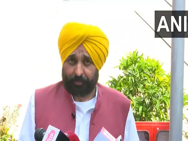 Bhagwant Mann ने पराली जलाने की समस्या के समाधान के लिए केंद्र से किसानों के लिए मुआवजे की मांग की