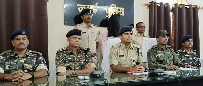 BREAKING NEWS: नक्सलियों की पुलिस ने तोड़ी कमर, इनामी नक्सली मतला कोड़ा गिरफ्तार