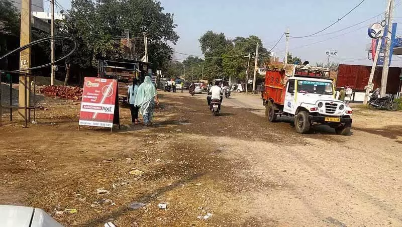 Jhabal Road पर वाहन चलाना यात्रियों के लिए दुःस्वप्न