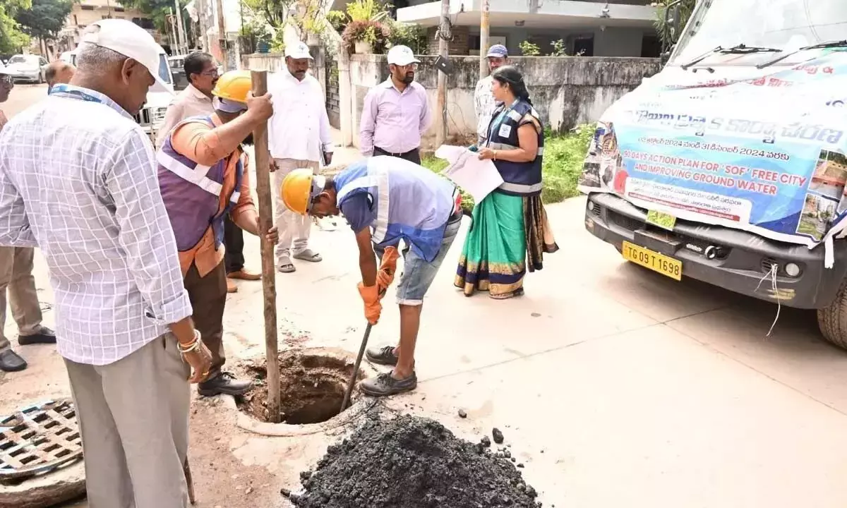 HMWSSB एमडी ने शहर में सीवेज ओवरफ्लो क्षेत्रों का निरीक्षण किया