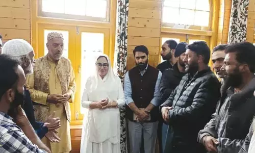 J&K: डॉ. अंद्राबी ने चरार-ए-शरीफ का दौरा किया J&K: डॉ. अंद्राबी ने चरार-ए-शरीफ का दौरा किया
