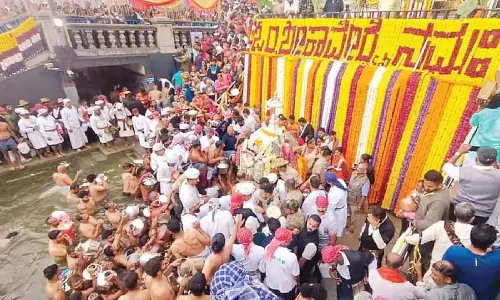 Karnataka: हजारों भक्त तीर्थोद्भव के साक्षी बनते हैं तालाकावेरी में Karnataka: हजारों भक्त तीर्थोद्भव के साक्षी बनते हैं तालाकावेरी में