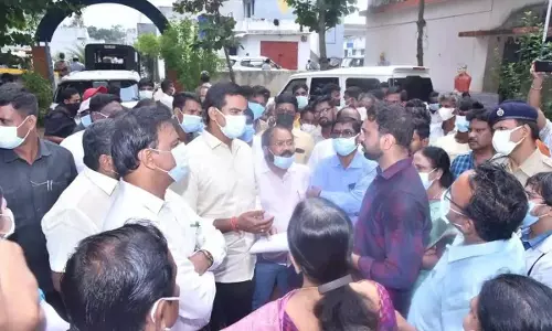 AP: मंत्री श्रीनिवास ने गुरला का दौरा किया, मरीजों की त्वरित देखभाल का संकल्प लिया AP: मंत्री श्रीनिवास ने गुरला का दौरा किया, मरीजों की त्वरित देखभाल का संकल्प लिया