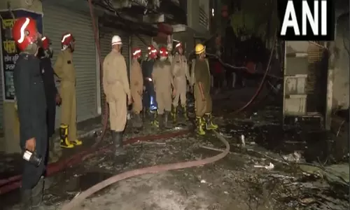 Delhi: रासायनिक गोदाम में लगी आग, कोई हताहत नहीं Delhi: रासायनिक गोदाम में लगी आग, कोई हताहत नहीं