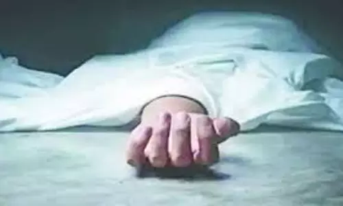 UP News: तीसरी मंजिल पर सामान ले जाते समय युवक गिरा, मौत UP News: तीसरी मंजिल पर सामान ले जाते समय युवक गिरा, मौत