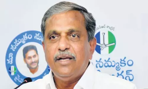 Andhra: टीडीपी कार्यालय पर हमला मामले में सज्जला पूछताछ के लिए पेश हुए Andhra: टीडीपी कार्यालय पर हमला मामले में सज्जला पूछताछ के लिए पेश हुए