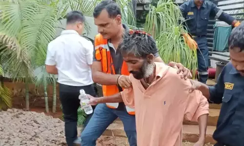 Telangana: नाले में गिरा व्यक्ति बचाया गया Telangana: नाले में गिरा व्यक्ति बचाया गया