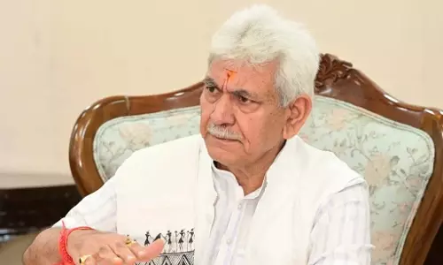 LG Sinha ने जम्मू-कश्मीर में नव-नियुक्त मंत्रियों को कार्यभार सौंपा