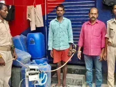 East Champaran: मोतिहारी पुलिस ने जहरीली शराब फैक्ट्री का भंडाफोड़ किया East Champaran: मोतिहारी पुलिस ने जहरीली शराब फैक्ट्री का भंडाफोड़ किया
