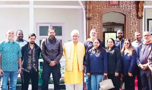 LG ने राजभवन में लीजेंड्स लीग क्रिकेट के खिलाड़ियों से मुलाकात की LG ने राजभवन में लीजेंड्स लीग क्रिकेट के खिलाड़ियों से मुलाकात की