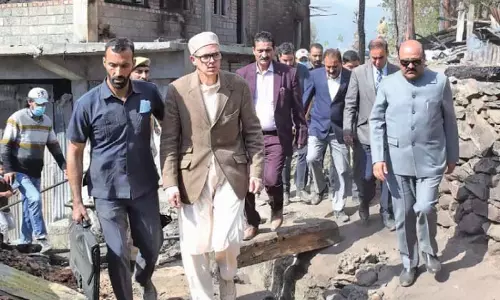 J&K: सीएम उमर ने वारवान अग्नि पीड़ितों से मुलाकात की