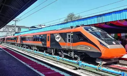 वंदे भारत एक्सप्रेस का कायल हुआ विदेशी पत्रकार, कह दी बड़ी बात वंदे भारत एक्सप्रेस का कायल हुआ विदेशी पत्रकार, कह दी बड़ी बात