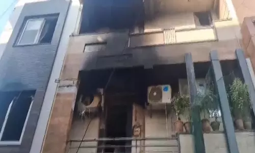 Delhi: भोलानाथ नगर में आग लगने से 2 लोगों की मौत, 4 घायल Delhi: भोलानाथ नगर में आग लगने से 2 लोगों की मौत, 4 घायल