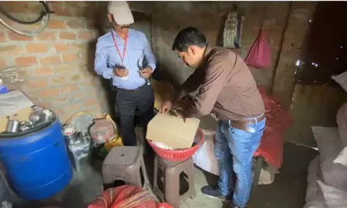 Ujjain : अवैध पटाखा बेचने वालो पर कार्रवाई, गोदाम किया सील Ujjain : अवैध पटाखा बेचने वालो पर कार्रवाई, गोदाम किया सील