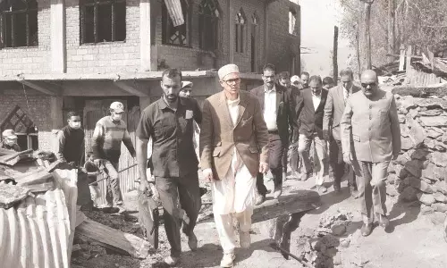 J&K: उमर अब्दुल्ला ने वारवान अग्नि प्रभावित का दौरा किया