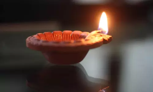 दीये तेल या घी से नहीं बल्कि पानी की मदद से ही घंटों तक जलते