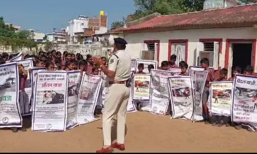 छात्र-छात्राओं को पढ़ाया गया यातायात नियमों का पाठ छात्र-छात्राओं को पढ़ाया गया यातायात नियमों का पाठ