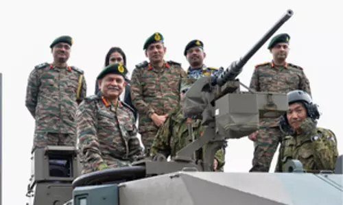 सेनाध्यक्ष ने किया आधुनिक जापानी उपकरणों का मुआयना सेनाध्यक्ष ने किया आधुनिक जापानी उपकरणों का मुआयना