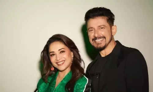 Madhuri Dixit ने सिल्वर वेडिंग एनिवर्सरी पर पति के साथ  रोमांटिक तस्वीर शेयर की