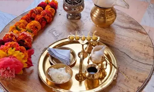 मंदिर के बर्तनों को चमकदार बनाए रखने के लिए घर पर क्लीनिंग पाउडर बनाए मंदिर के बर्तनों को चमकदार बनाए रखने के लिए घर पर क्लीनिंग पाउडर बनाए