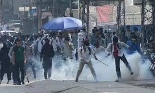 पाकिस्तान में कथित बलात्कार के विरोध में प्रदर्शनकारियों ने परिसर में तोड़फोड़ की पाकिस्तान में कथित बलात्कार के विरोध में प्रदर्शनकारियों ने परिसर में तोड़फोड़ की