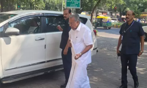 Kerala CM दिल्ली में पोलित ब्यूरो की बैठक में भाग लेने के लिए सीपीआई-एम पार्टी मुख्यालय पहुंचे