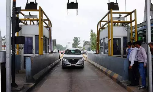 Punjab: किसानों ने 2 टोल प्लाजा पर यात्रियों को मुफ्त यात्रा की अनुमति दी