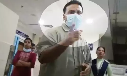 रायपुर एम्स में मरीज और उनकी पत्नी के साथ मारपीट, डॉक्टर की दबंगई रायपुर एम्स में मरीज और उनकी पत्नी के साथ मारपीट, डॉक्टर की दबंगई