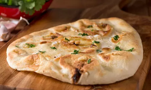 Butter Naan: घर पर बनाएं रेस्टोरेंट जैसी बटर नान,  हो जाएंगे दीवाने