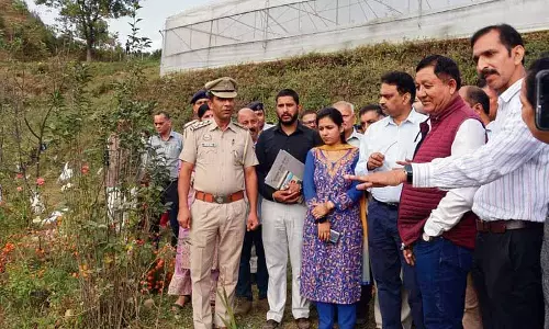 Minister Negi ने मंडी में फल प्रजनन उद्यान का निरीक्षण किया Minister Negi ने मंडी में फल प्रजनन उद्यान का निरीक्षण किया
