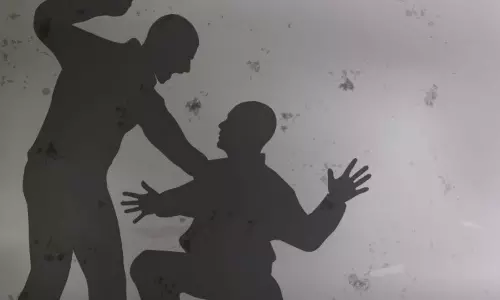 Kanpur: कपड़े न उतारने पर छात्र पर हमला, 8 सीनियर्स के खिलाफ FIR दर्ज Kanpur: कपड़े न उतारने पर छात्र पर हमला, 8 सीनियर्स के खिलाफ FIR दर्ज