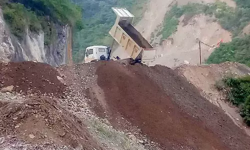 NGT के आदेश के बावजूद जल निकायों में मलबा डालना जारी