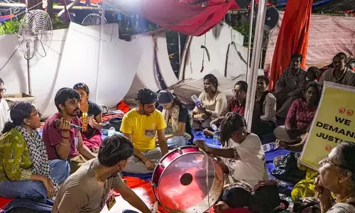 RG Kar Horror: आमरण अनशन के 14वें दिन 6 डॉक्टर अस्पताल में भर्ती RG Kar Horror: आमरण अनशन के 14वें दिन 6 डॉक्टर अस्पताल में भर्ती